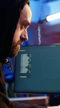 Gizli barınaktaki dikey video korsanı, web sitesine başarılı bir DDoS saldırısı düzenlemeyi başardıktan sonra, birden fazla kaynaktan, kamera A 'dan büyük miktarda trafik akışı göndererek, bunu kutluyor ve çökertiyor.