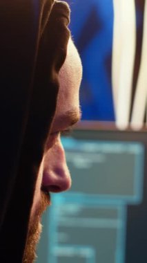 Dikey video korsanlığı, kredi kartı numaralarını çalmak ve kişisel çıkarları için bankacılık sistemlerini manipüle etmek. Grafiti boyasıyla kod yazan düzenbaz programcıya aşırı yakın plan