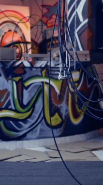Duvarlara grafiti çizimleri çizen çete üyeleri tarafından kullanılan Terkedilmiş dikey video. Mahalledeki harabe, suçlular kaçmak için acele ettikten sonra kameraya alındı.