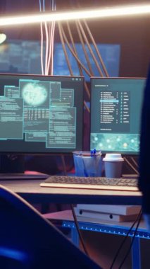 Yeraltı üssüne gelen dikey video korsanı şifreleme virüsü fidye virüsü kullanarak bilgisayar sabotajı yapmaya hazır. Siber suçlular sisteme sızmaya başlıyor. Kurbanlardan çalınan verileri ve kameraları fidye karşılığı alıyorlar.