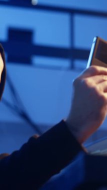 Dikey video başlıklı casus SSD 'den askeri sırları çalmayı başarıyor ve gururla ona bakıyor. Diğer ülkelerde uluslararası casusluk savaşı yapmak için hükümet tarafından kiralanan hacker grubu,