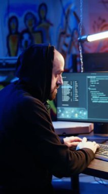 Hükümetin web sitelerini hackleyerek değerli verileri çalmaya çalıştıktan sonra gizli bir yerde saklanan dikey video casusu güvenlik tarafından reddedildi. Sinirli casusluk uzmanı erişimi reddetti