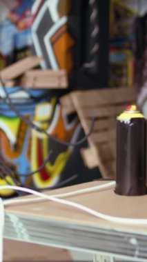 Dikey video graffiti, teneke kutuları spreyliyor ve boş pizza kutuları terkedilmiş binada, alternatif yaşam tarzı kavramı. Dolly, suçluların suç işlemek için kullandığı kenar mahallelerdeki operasyon üssünün çekiminde.