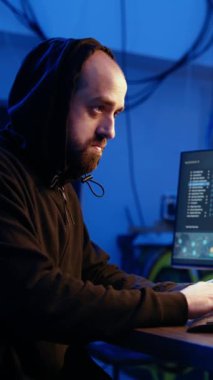 Şirket tarafından casusluk yapmak için anlaşılmış dikey video korsanı erişimi reddedilmiş bir hata mesajı alırken pazar yeri edinmek için rakip ürünler hakkında bilgi çalmaya çalışıyor.