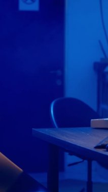 Dikey video başlıklı hacker sığınakta yazılım ve video oyunu sürümleri için korsan çatlak yaratıyor. Düzenbaz programcı, şirketler tarafından uygulanan kurcalama önlemini aşıyor.