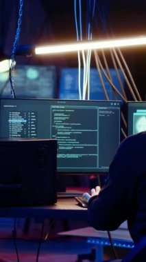 Hacker 'ın fidye programı yüklemek için kandırdıktan sonra kurbandan elde edilen verileri içeren çantasındaki SSD ile birlikte gizli üsten ayrıldığı dikey video. Operasyon merkezinden bavulla çıkan adam