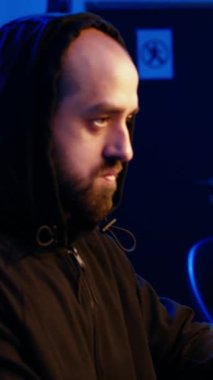 Yeraltı sığınağında saklanan dikey video korsanı antivirüs tarafından tespit edilemeyen sıfır gün patlamasından sonra heyecanlandı. Kötü adam başarılı bir şekilde güvenlik duvarlarını kandırdı, başarıyı kutladı, kamera