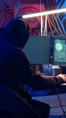 Gizli üsteki dikey video kötü siber suçlu savunmasız bağlantıları hedef alıyor, bilgisayar savunmalarını aşıyor ve veri çalıyor. Korsanlar güvenlik duvarlarını yıkıp hastalık bulaştırıyor