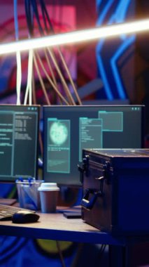 Hacker 'ın fidye virüsüyle şantaj yaptıktan sonra kurbandan aldığı para dolu çanta ve çalınan bilgilerle birlikte gizli üsten ayrıldığı dikey video. Siber suçlular suç planlarını tamamlayıp bodrumdan çıkıyorlar.