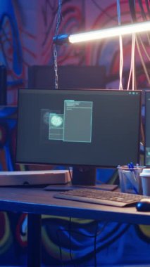 Dikey video başlıklı hacker gizli yeraltı sığınağına giriyor, DDoS saldırısını web sitelerine başlatmaya hazırlanıyor. Siber suçlular şirket sunucularını çökertebilen senaryolar üzerinde çalışmaya başlıyorlar, kamera B