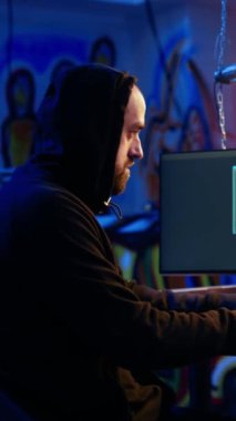 Dikey video korsanı, gizli üste şifreleme virüsü fidye virüsü kullanarak başarılı bir şekilde bilgisayar sabotajı yaptıktan sonra mutlu. Siber suçlular kurbanlarına eriştikten sonra onlardan fidye istiyor.