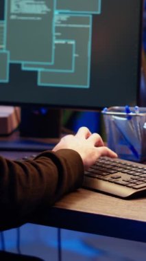 Dikey video korsanı yeraltı sığınağında saklanıyor, telefon görüşmesinde arkadaşıyla sohbet ediyor, bilgisayar virüsü kullanarak kurbanlardan veri çaldıktan sonra endişeli, polis tarafından yakalanmaktan korkuyor, kamera B