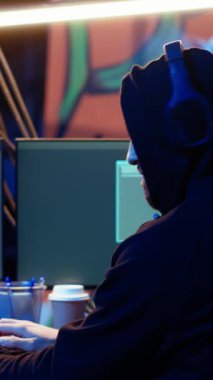 Hacker 'ın, hükümetinin başka ülkelerden devlet sırlarını çalması için uluslararası casusluk savaşı yaptığı, endişeyle arkasını kolladığı, yakalanmaktan korktuğu ve hapse girmekten korktuğu dikey videosu.