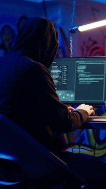 Dikey video başlıklı adam yeraltında saklanıyor. Değerli verilere ulaşmak için bilgisayar sistemlerine girip dinliyor. Kulaklık takan kötü hacker güvenlik duvarlarını aşıyor ve giriş işlemini yapıyor.