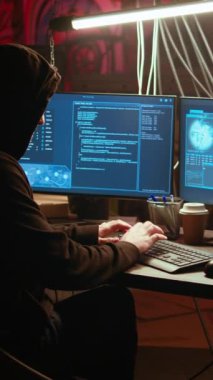 Yeraltı sığınağındaki dikey video korsanı sisteme izinsiz giriş yaptıktan sonra güvenlik ihlalinden yararlanıyor. Hain programcı hükümet verilerini çalmak için ağı hackliyor, yakınlaştırıyor