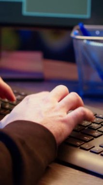 Gizli yeraltı sığınağındaki dikey video korsanı klavyeye yazı yazıyor, bilgisayarda kod satırları yazıyor, güvenlik sistemlerini virüsle geçmeye çalışıyor. Dolandırıcı, hack betiği üzerinde çalışıyor, kamera B