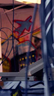 Gerilla sanatçıların duvarlarına graffiti çizimleri serpiştirilmiş pizza kutularının dikey videosu. Gençler tarafından sanat ve konsept yapmak için kullanılan ıssız ve tahrip edilmiş yerlere atılan nesneler.
