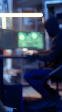 VPN ve darknet 'i kullanarak hükümetin sırlarını çalarken çevrimiçi kimliğini maskelemek için kullandıkları dikey video görüntüsü. Yeraltı sığınağındaki adam yerini gizliyor.
