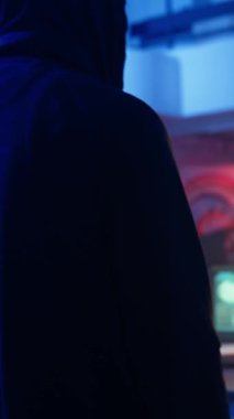 Yeraltı üssüne gelen dikey video korsanı şifreleme virüsü fidye virüsü kullanarak bilgisayar sabotajı yapmaya hazır. Siber suçlular sisteme sızmaya başlıyor. Kurbanlardan çalınan verileri ve kameraları fidye karşılığı alıyorlar.