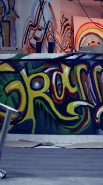 Dikey video, duvarlarda grafiti sokak sanatı olan altyapıyı yok etti. Alternatif yaşam tarzı kavramı. Holiganlar tarafından takılıp yasadışı işler yapmak için kullanılan pis bir operasyon üssü.