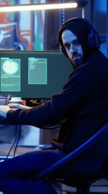 Hacker 'ın, hükümetinin başka ülkelerden devlet sırlarını çalması için uluslararası casusluk savaşı yaptığı, endişeyle arkasını kolladığı, yakalanmaktan korktuğu ve hapse girmekten korktuğu dikey videosu.