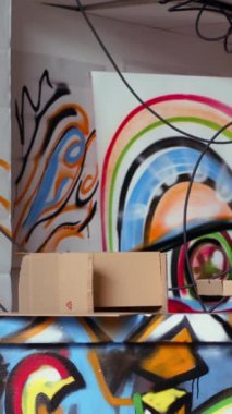 Dikey video renkli bodrum, patenciler tarafından asılma yeri olarak kullanılan grafiti sanatıyla dolu, şehir kültürü kavramı. Artsy terk edilmiş bir bina. Gençler tarafından boyanmış sanat eserleri, hip hop yaşam tarzı.