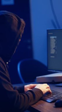 Dikey video Hacker, dijital aygıtlardan ödün vermek ve değerli hassas verileri çalmak amacıyla savunmasız bağlantıları hedef almak için bilgisayar kullanıyor. Düzenbaz programcı sistem için başarılar buldu