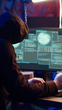Terk edilmiş depoda bulunan dikey video korsanı partneriyle telefonda konuşuyor, görüntü alma tekniği kullandıktan sonra veri çalıyor. Meslektaşıyla telefonda konuşan bir adam, kullanıcıları kandırarak...