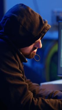 Terk edilmiş depoda bulunan dikey video korsanı partneriyle telefonda konuşuyor, görüntü alma tekniği kullandıktan sonra veri çalıyor. Meslektaşıyla telefonda konuşan bir adam, kullanıcıları kandırarak...