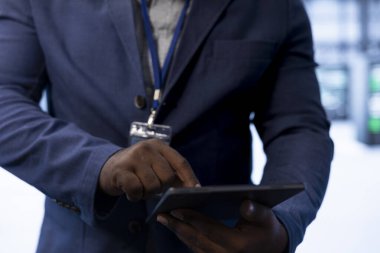 Veri Merkezi, aygıt kullanarak veri tabanının güvenliğini ve güvenliğini sağlıyor. Sunucu merkezi uzmanının kapatılması yetkisiz erişimi ve iş için risk oluşturan şüpheli faaliyetleri engelliyor