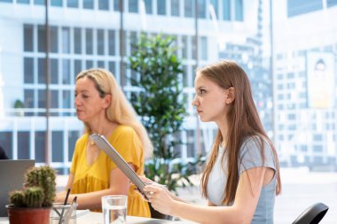 Finansal danışman müşterilerle gelir yönetimi bütçesinin önemi hakkında görüşüyor ve onlara yazılı rehberlik sunuyor. Anne ve kızı para biriktirmek için en iyi uygulamaları keşfediyorlar.