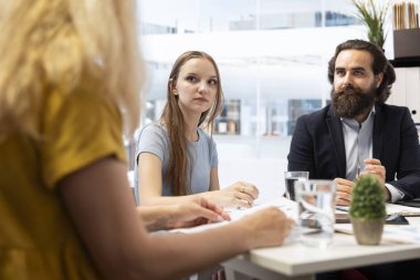 Finansal danışmanlar müşterilerle mali danışmanlık yapmak ve onlara kişisel finansal planlar vermek için görüşüyor. Kazançlı ve güvenli kararlar vermede aileye rehberlik eden ajan.