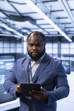 Veri merkezinde yürüyen teknisyenler, ağ altyapısını yapılandırmak için tablet kullanıyorlar, yönlendiriciler, anahtarlar ve güvenlik duvarları gibi. Aygıt kullanarak teknik sorunları araştıran sunucu merkezinde bilişim uzmanı