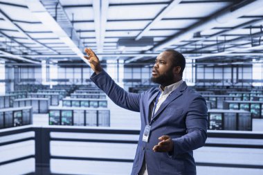 Veri merkezindeki mühendis AR hologramını kullanarak veri kaybından korunmak için yedek çözümler geliştiriyor. Sunucu odası çalışanı artırılmış gerçeklik teknolojisi kullanarak teknik sorunları çözüyor