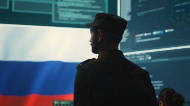 Rus ordusunun hükümet kontrol odasında çalışan askeri hacker rakip devletlerin ağ sistemlerini kırarak sahte haberler yayıyor ve melez savaş propagandası yapıyor. Beyin yıkama ideoloji stratejisi. Kamera A.