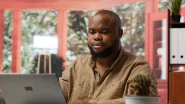 Bilgi grafikleri oluşturan ve dizüstü bilgisayardaki iş raporlarını yöneten bir iş danışmanı modern çalışma stratejileri sergiliyor. Bir başlangıç projesi geliştirmek ve mali istatistikleri gözden geçirmek. Kamera A.