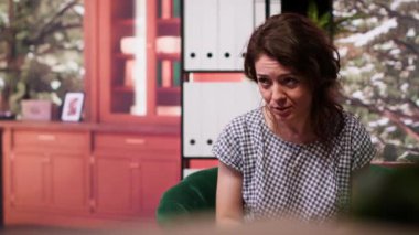 Psikiyatrist, hormonal değişimleri olan bir kız için depresyon rehberliği kitabı tavsiye ediyor. Kaynak, duygusal refah etrafında farkındalık yaratmaya yardımcı oluyor. Stres ve aile ilişkilerini yönetmek. Kamera A.