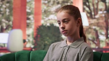 Psikolog, genç bir kızın gizli terapi seanslarında yaptığı rahatsız edici çizimleri inceliyor. Şiddet içeren düşünceleri. Çizimler tehlikeli düşünceleri tasvir ediyor, duygusal dengesizliği ima ediyor. Kamera A.