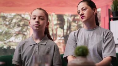 Psikolog duygusal yönetim için bir aile terapisi seansını kolaylaştırıyor, anne ve kızının ruh sağlığı sorunlarını çözmelerine yardımcı oluyor. Ergenlik çağındaki gelişmeler için davranış terapisi. Kamera A.