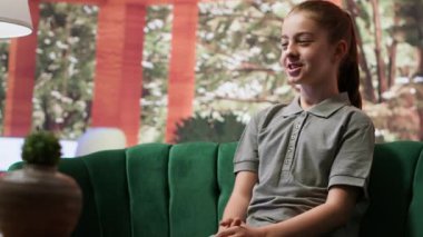 Ergenlik çağındaki çocuklar endişe ve sosyal sorunlarla başa çıkmak için davranış terapisi görüyorlar. Bir uzmanla yapılan seansta siber zorbalığa değinilirken duygusal yönetime odaklanılır. Sorunlu genç. Kamera A.