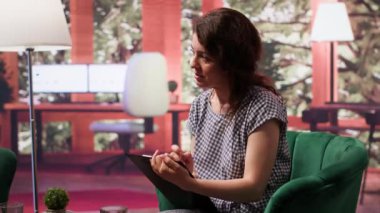Psikoterapist genç bir kızla terapi seansında ilerleme kaydediyor. Fikirlerini ve rahatsız edici düşüncelerini takip ediyor. Psikoloji uzmanı sosyal sorunlara yardım ediyor, endişe duyuyor. Kamera A.