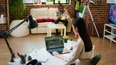 Samimi bir ofis ortamında yazılım geliştirici programlama kodları. Bilgisayarındaki bulut hesaplaması için kodlama yapan Asyalı bir kadın yazılım geliştirme için verimliliği arttırıyor. Kamera A.