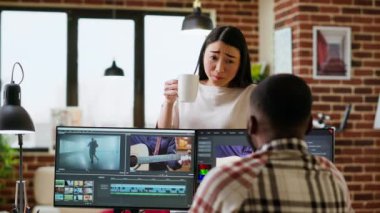 Renk derecelendirme ve karıştırma için üst düzey video prodüksiyon yazılımı kullanarak bir video düzenleme projesinde işbirliği yapan yaratıcı takımlar arası ortaklar. Çeşitli çiftler iş için güçlerini birleştiriyor. Kamera B.