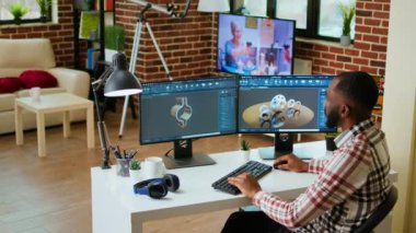 Afrikalı Amerikalı endüstriyel tasarımcı yaratıcı bir stüdyoda prototipler üzerinde çalışıyor. 3D modelleme ve CAD yazılımı ile uzaktan kumandalı teknoloji kullanımı, teknik hassasiyet için endüstriyel araçlar. Kamera A.
