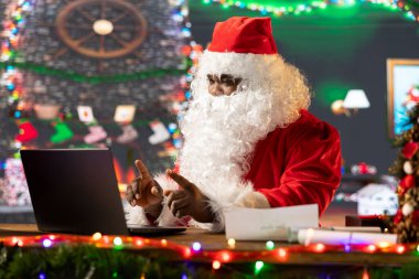 Afrika kökenli Amerikalı Noel Baba aileleri ile kış tatilinden önce internetten görüşüp çocukları mutlu etmek için hediye topluyorlar. Siyah Noel Baba Noel zamanı teknolojisini kullanıyor..