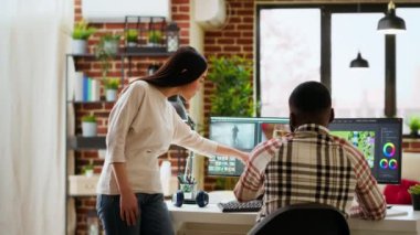 Video düzenleme sürecinde işbirliği yapan yaratıcı ırklar arası çift profesyonel yazılım ve renk çarkını kullanmanın birçok yolunu tartışıyor. Memlekette çok ırklı kadın ve erkekler var. Kamera B.