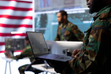 Yüksek teknolojili bir ABD komuta merkezinde askeri uzmanlar gözetim sistemleri, siber güvenlik ve veri korumasını yönetiyor. Askerler gelişmiş teknolojiyle ulusal güvenliği sağlıyorlar..