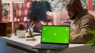 Girişim yöneticisi, izole edilmiş yeşil ekran kullanarak ev ofisindeki ekonomik bütçe dengesini hesaplıyor. Girişimci aylık satış raporlarını, yatırım fonlarını gözden geçiriyor. Kamera A.