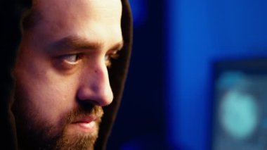 Hackleme, kredi kartı numaralarını çalma ve kişisel çıkarları için bankacılık sistemlerini manipüle etme. Grafiti boyalı bodrum, kamera A 'da kod yazan düzenbaz programcıya aşırı yakın plan.