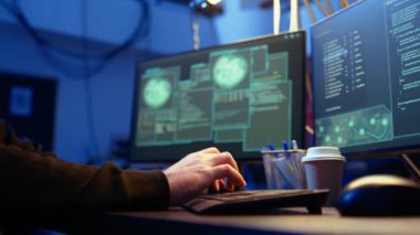 Grafiti 'de klavyede hızlı yazan hackerlar saklanma yeri boyadı, casus yazılım yazılımını geliştirmek için acele ediyorlar, bilgileri olmadan kullanıcı bilgisayarlarından veri toplamak için kullanıyorlar, kamera A